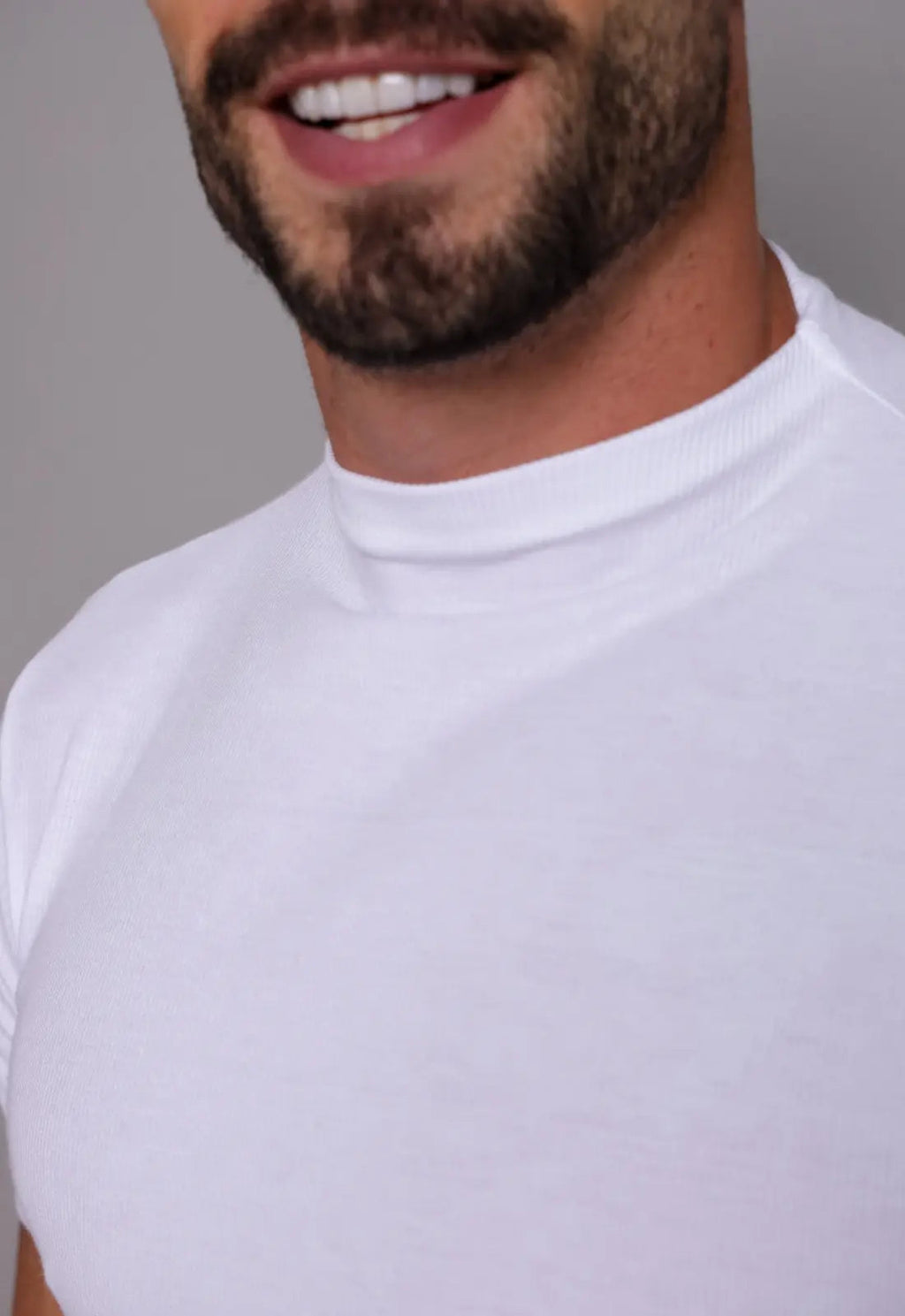 Camiseta Slim Gola Média Branca