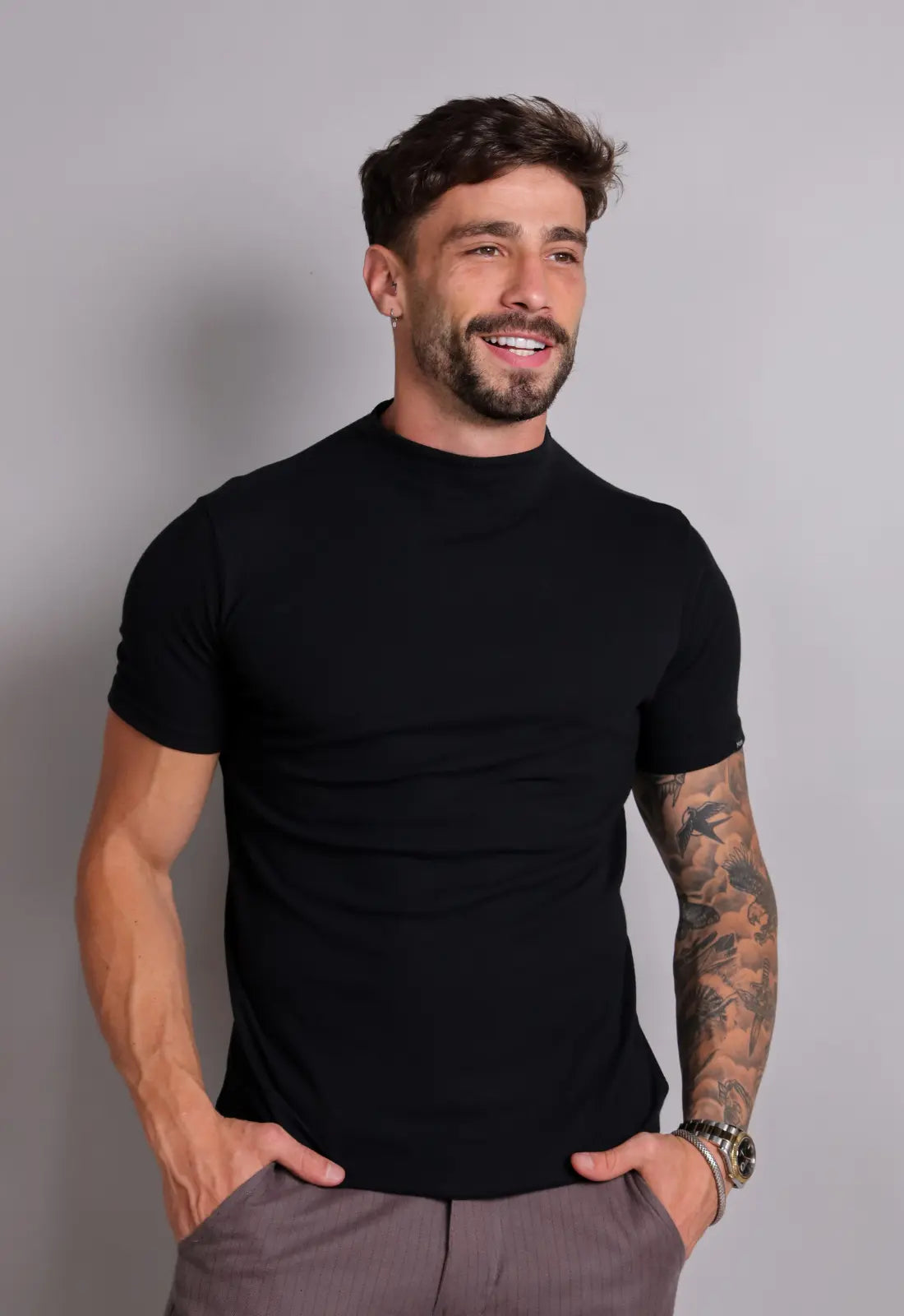 Camiseta Slim Gola Média Preta