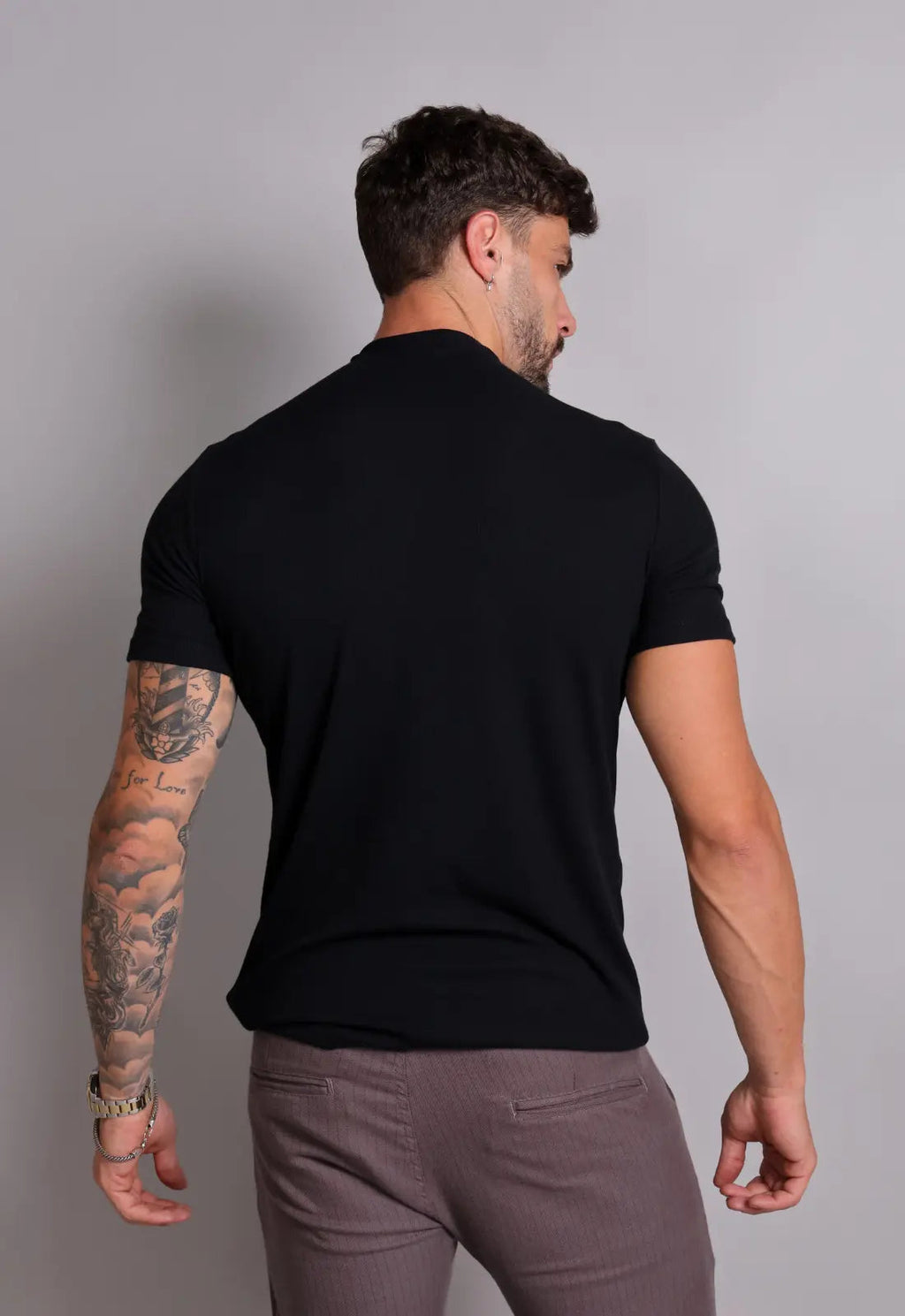 Camiseta Slim Gola Média Preta