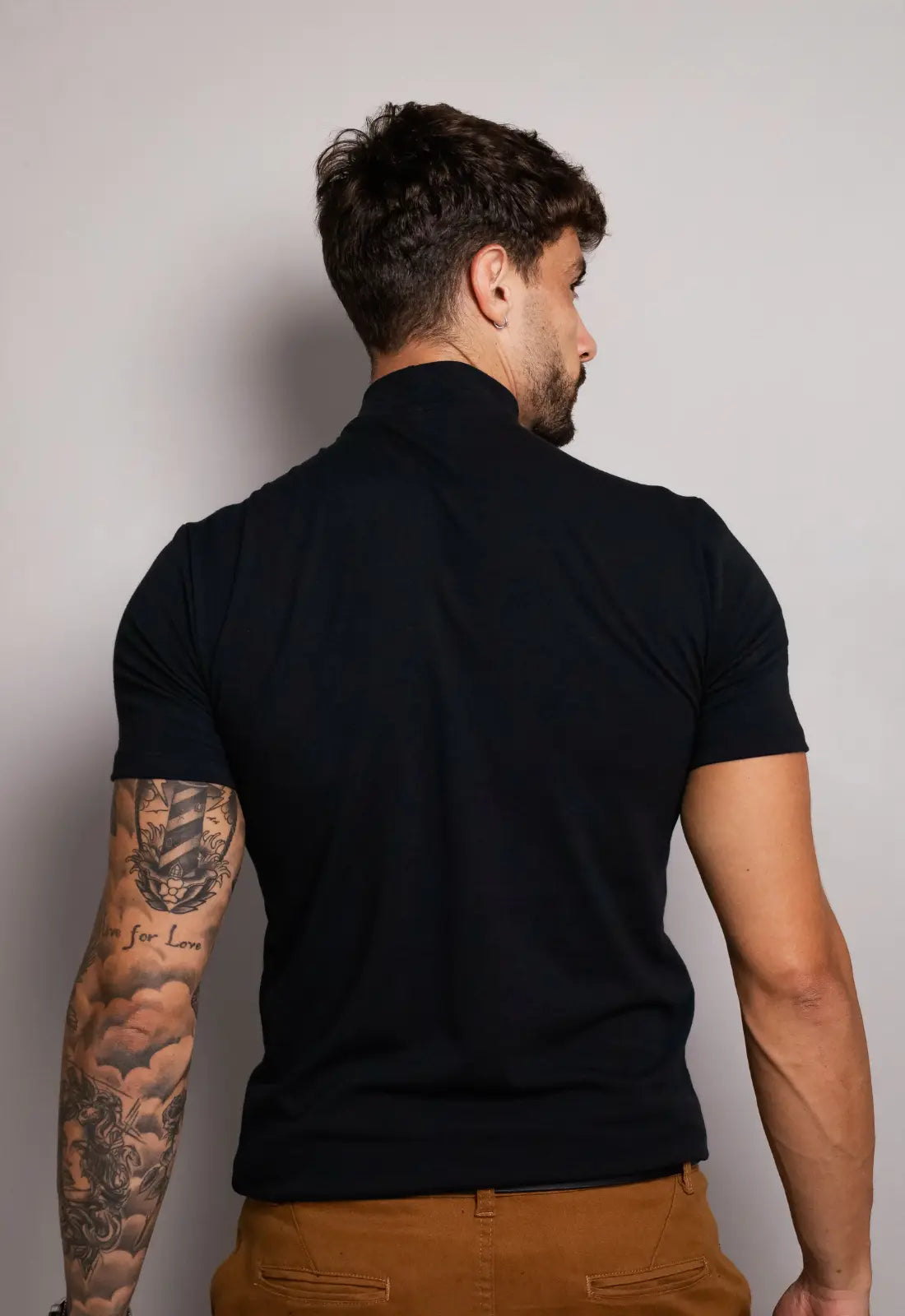 Camiseta Slim Gola Alta Preta