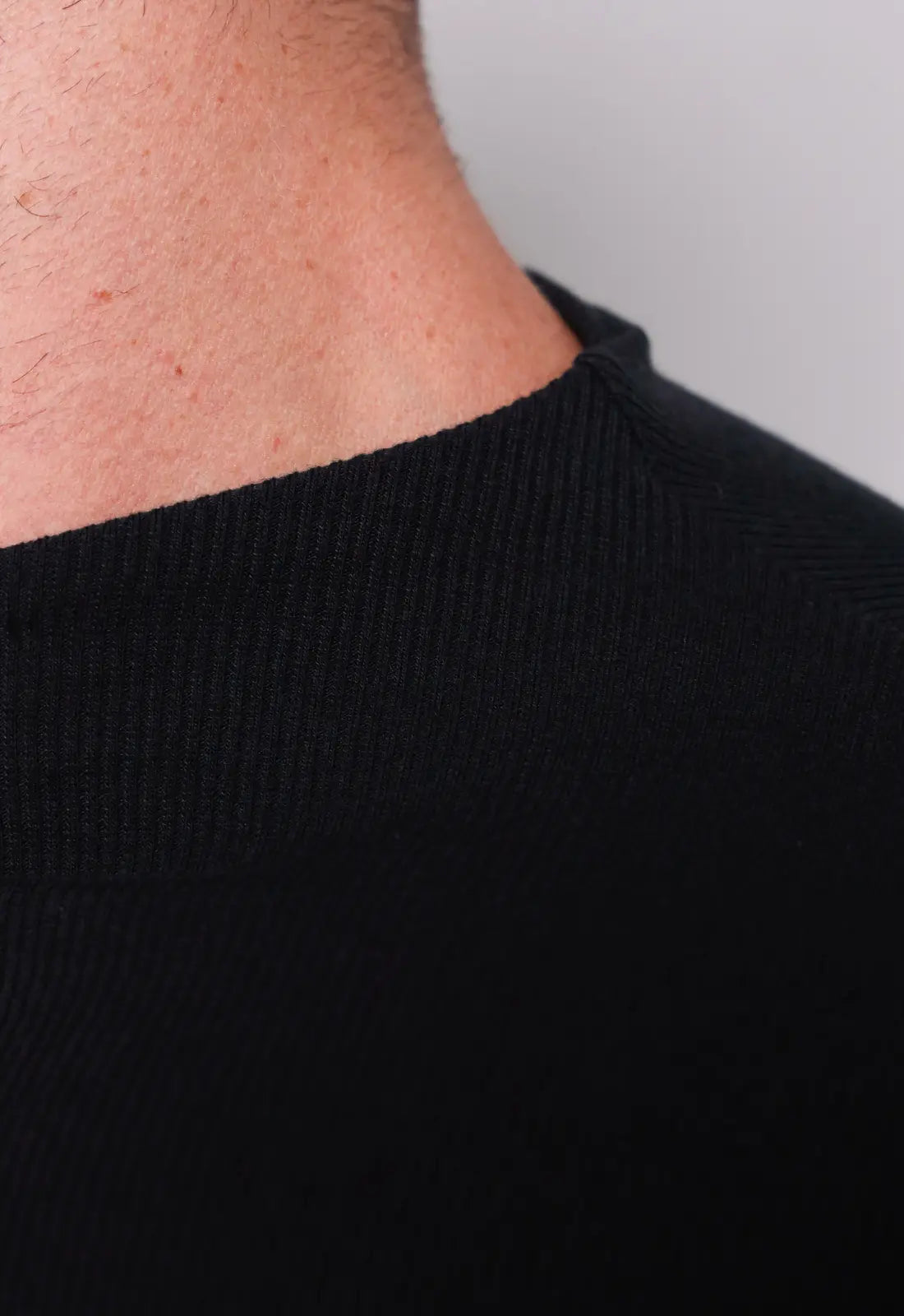 Camiseta Slim Gola Média Preta