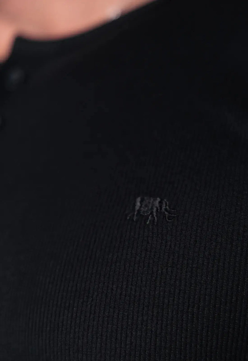 Camiseta Henley Canelada Preta