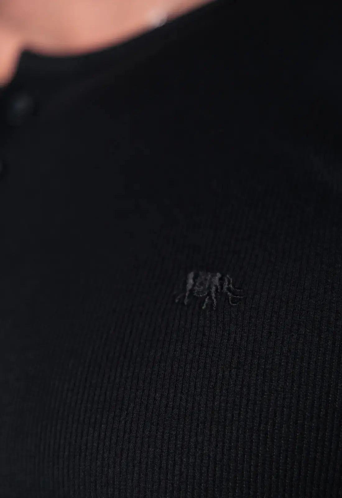 Camiseta Henley Canelada Preta