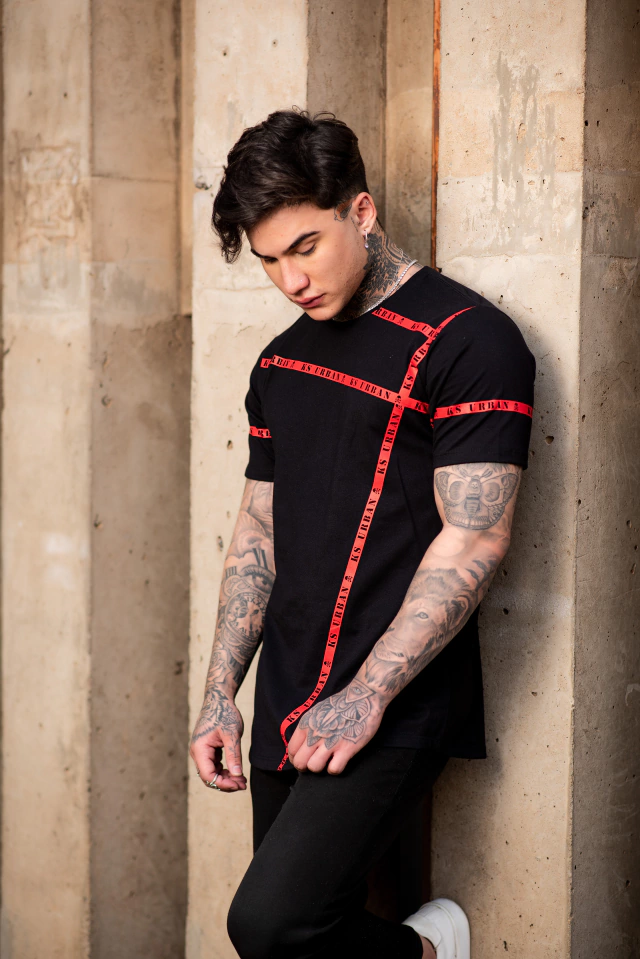 Camiseta Slim Preta Com Detalhes Red