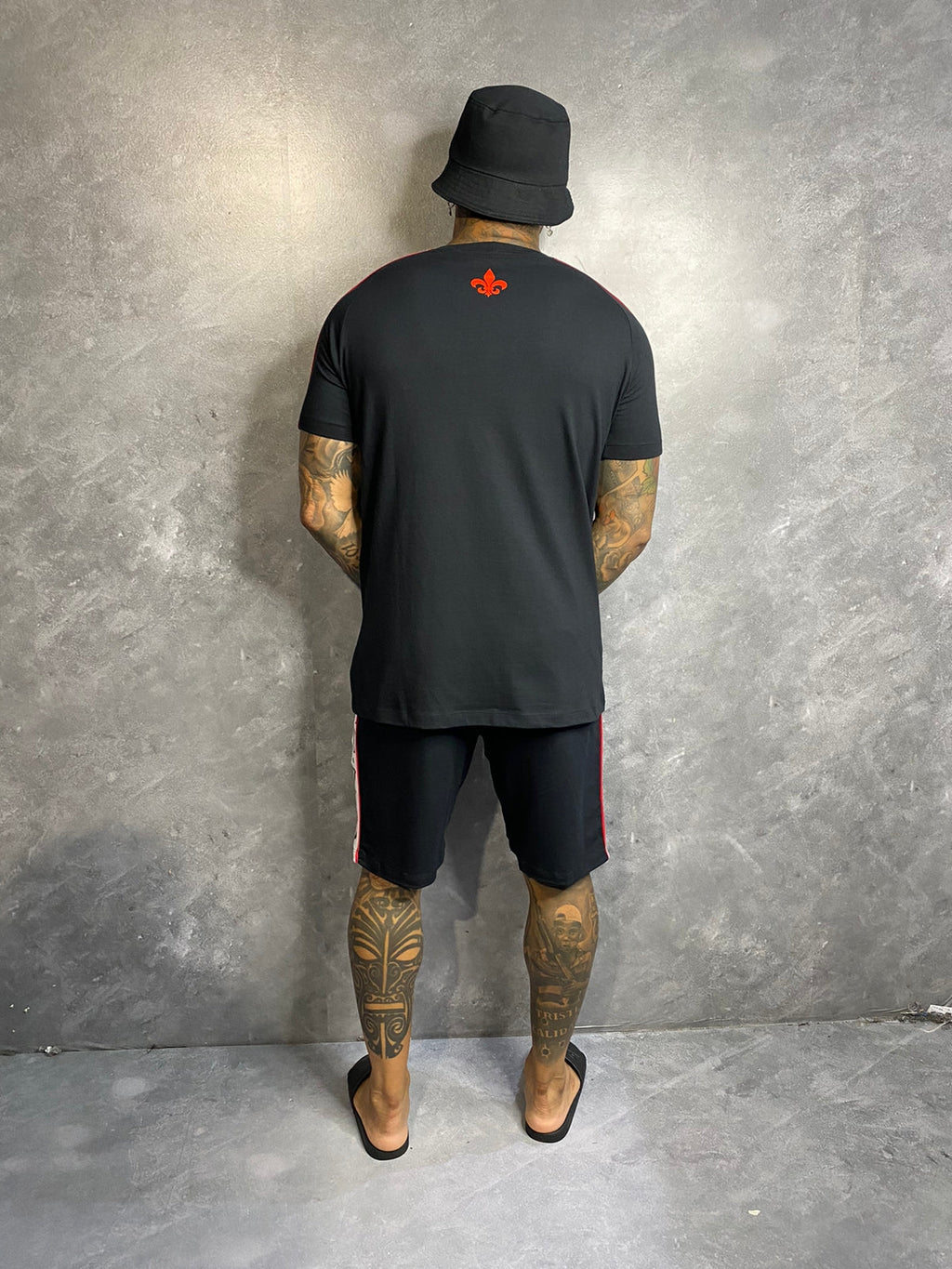 Conjunto Slim Camiseta E Shorts Preto Com Detalhes Branco