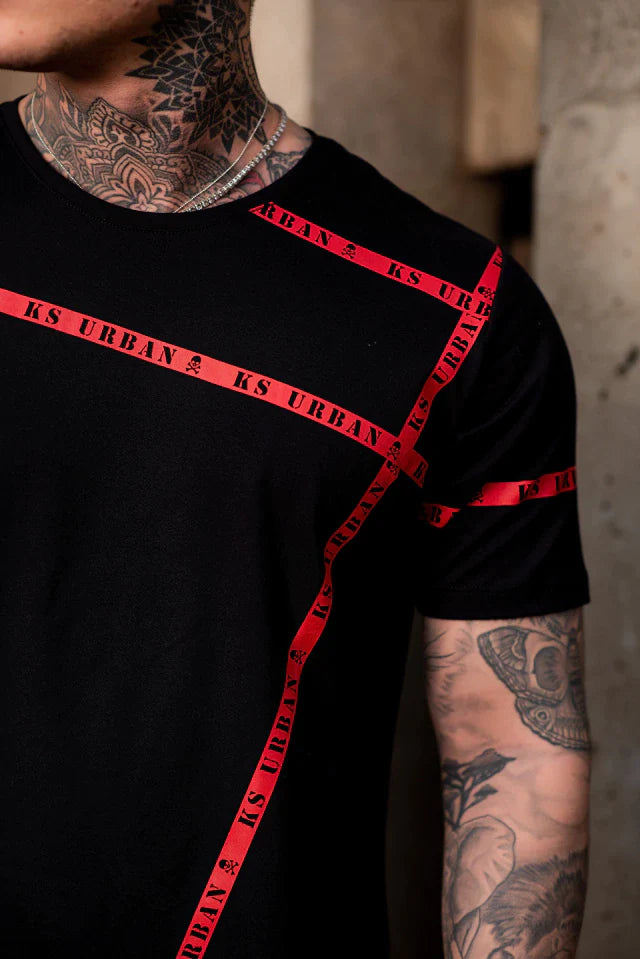 Camiseta Slim Preta Com Detalhes Red